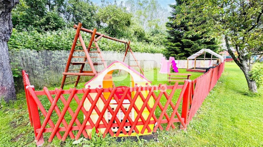 Teilsaniertes Einfamilienhaus mit Anbauten + Nebengebäude auf 1.600 m² Traumgartengrundstück - Garten / Kinderspielbereich
